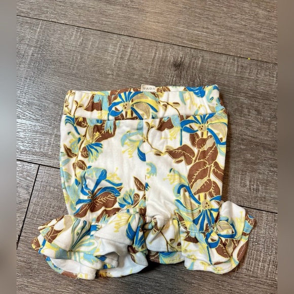 Kate Quinn Blue
Honeysuckle Ruffle
Shorts Size 12-18 months LIKE NEW - Picture 1 of 3